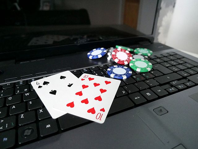 Laptop_with_poker_cards_and_poker_chips